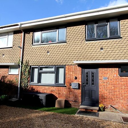 Crown Meadow - 4 Bedroom House - Heathrow - Excellentstays 科恩布鲁克 外观 照片