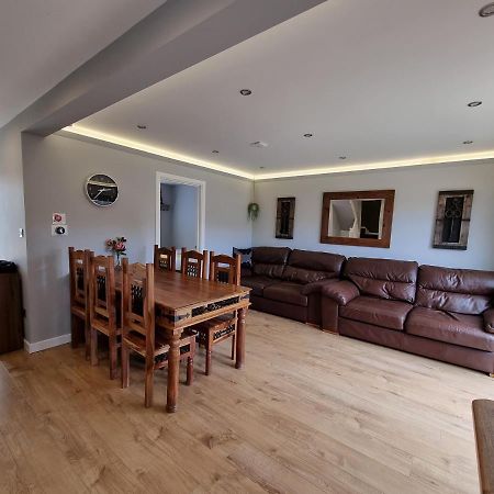 Crown Meadow - 4 Bedroom House - Heathrow - Excellentstays 科恩布鲁克 外观 照片