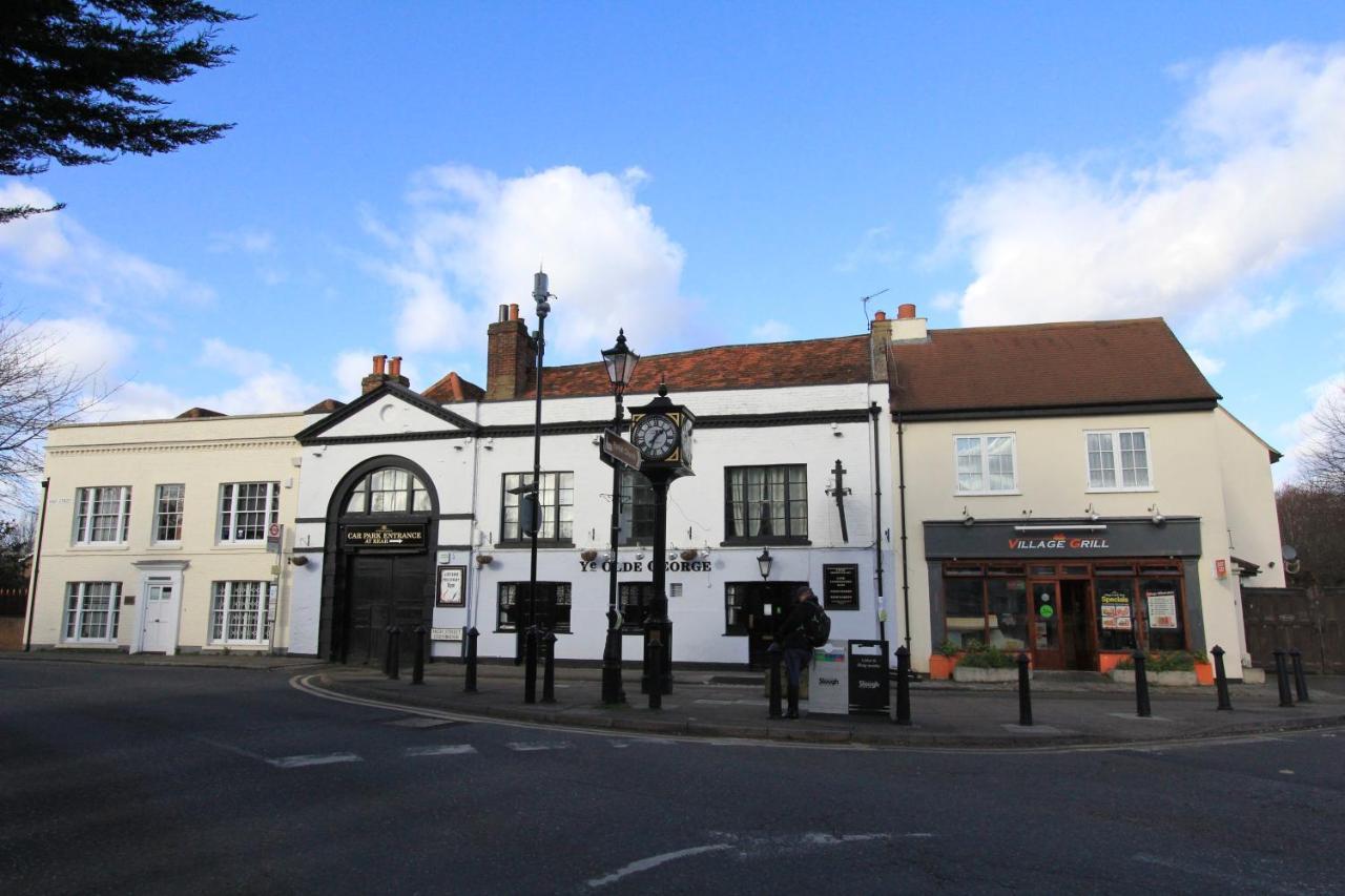 Crown Meadow - 4 Bedroom House - Heathrow - Excellentstays 科恩布鲁克 外观 照片