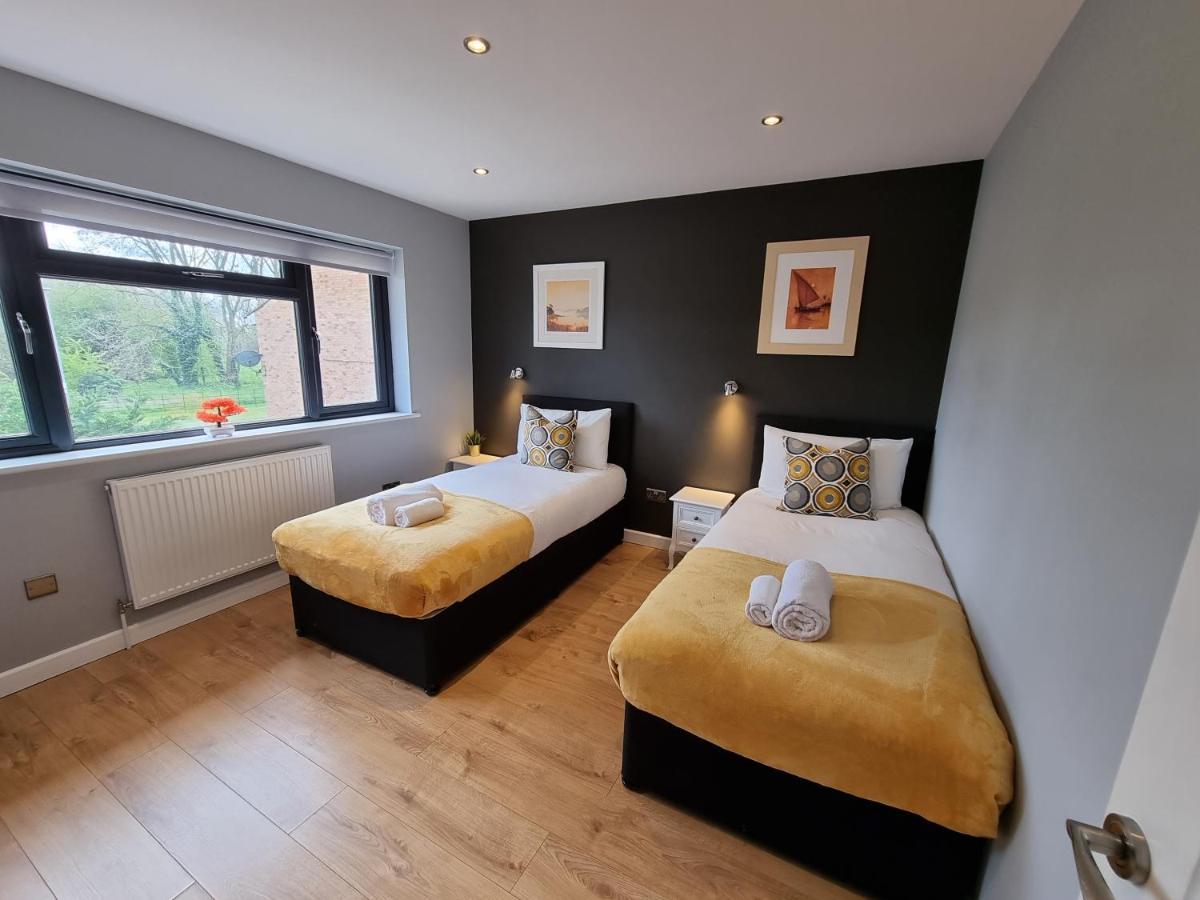Crown Meadow - 4 Bedroom House - Heathrow - Excellentstays 科恩布鲁克 外观 照片