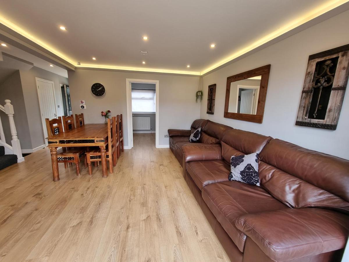 Crown Meadow - 4 Bedroom House - Heathrow - Excellentstays 科恩布鲁克 外观 照片