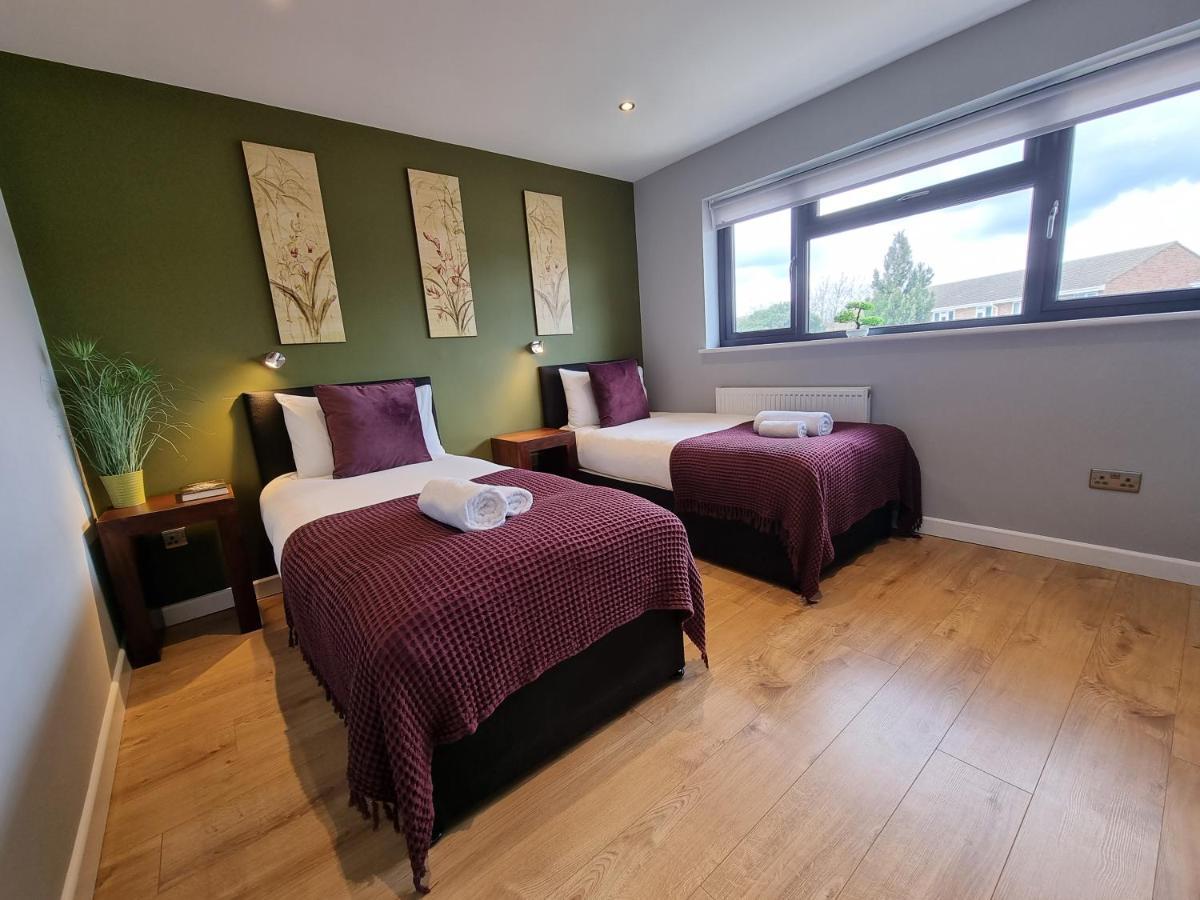 Crown Meadow - 4 Bedroom House - Heathrow - Excellentstays 科恩布鲁克 外观 照片