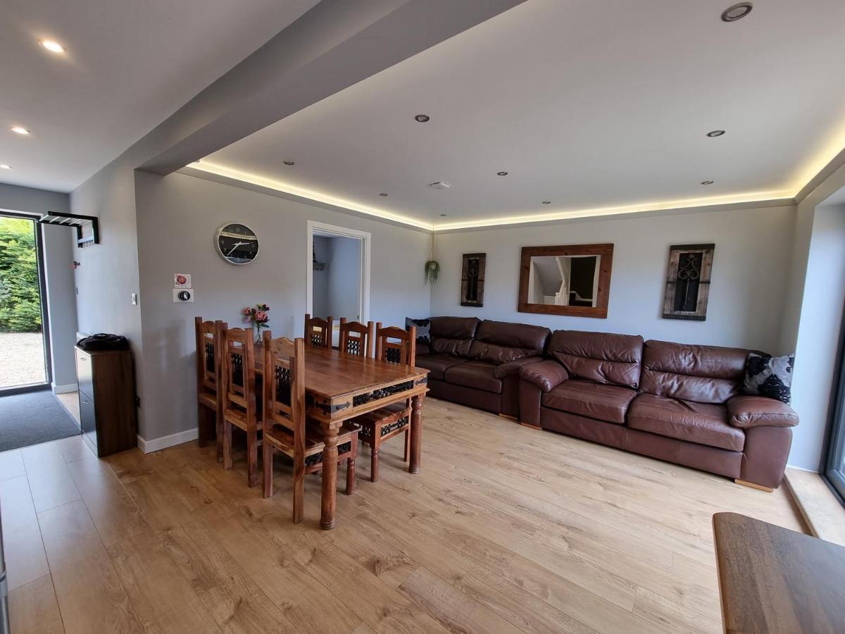 Crown Meadow - 4 Bedroom House - Heathrow - Excellentstays 科恩布鲁克 外观 照片