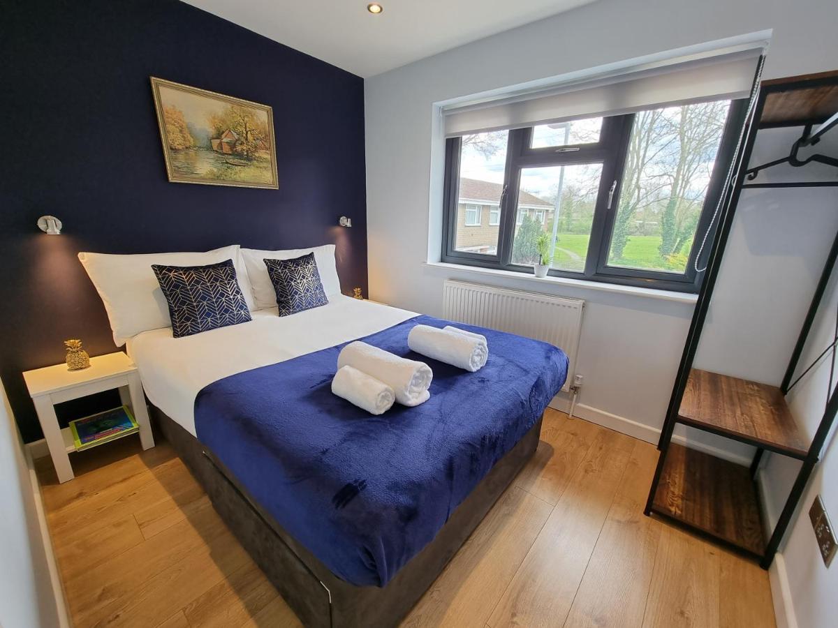 Crown Meadow - 4 Bedroom House - Heathrow - Excellentstays 科恩布鲁克 外观 照片
