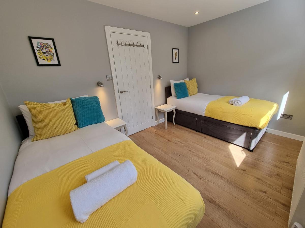 Crown Meadow - 4 Bedroom House - Heathrow - Excellentstays 科恩布鲁克 外观 照片