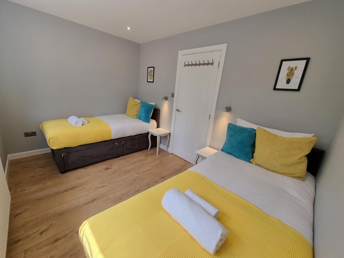 Crown Meadow - 4 Bedroom House - Heathrow - Excellentstays 科恩布鲁克 外观 照片