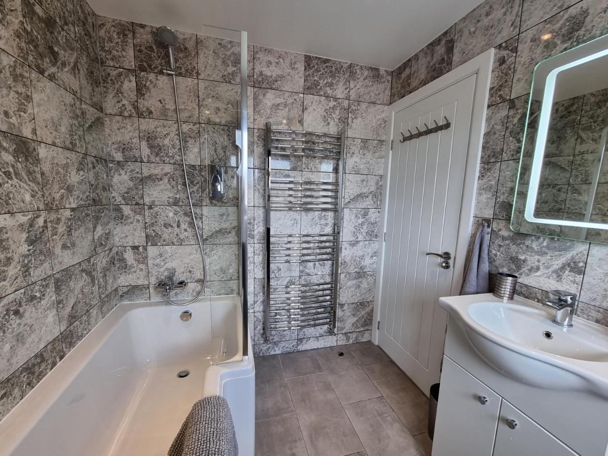 Crown Meadow - 4 Bedroom House - Heathrow - Excellentstays 科恩布鲁克 外观 照片