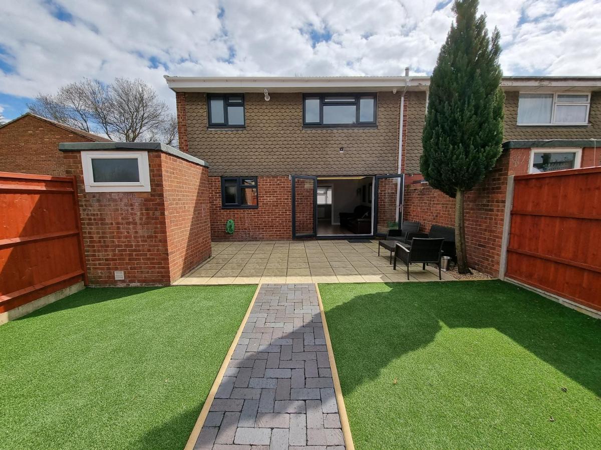 Crown Meadow - 4 Bedroom House - Heathrow - Excellentstays 科恩布鲁克 外观 照片
