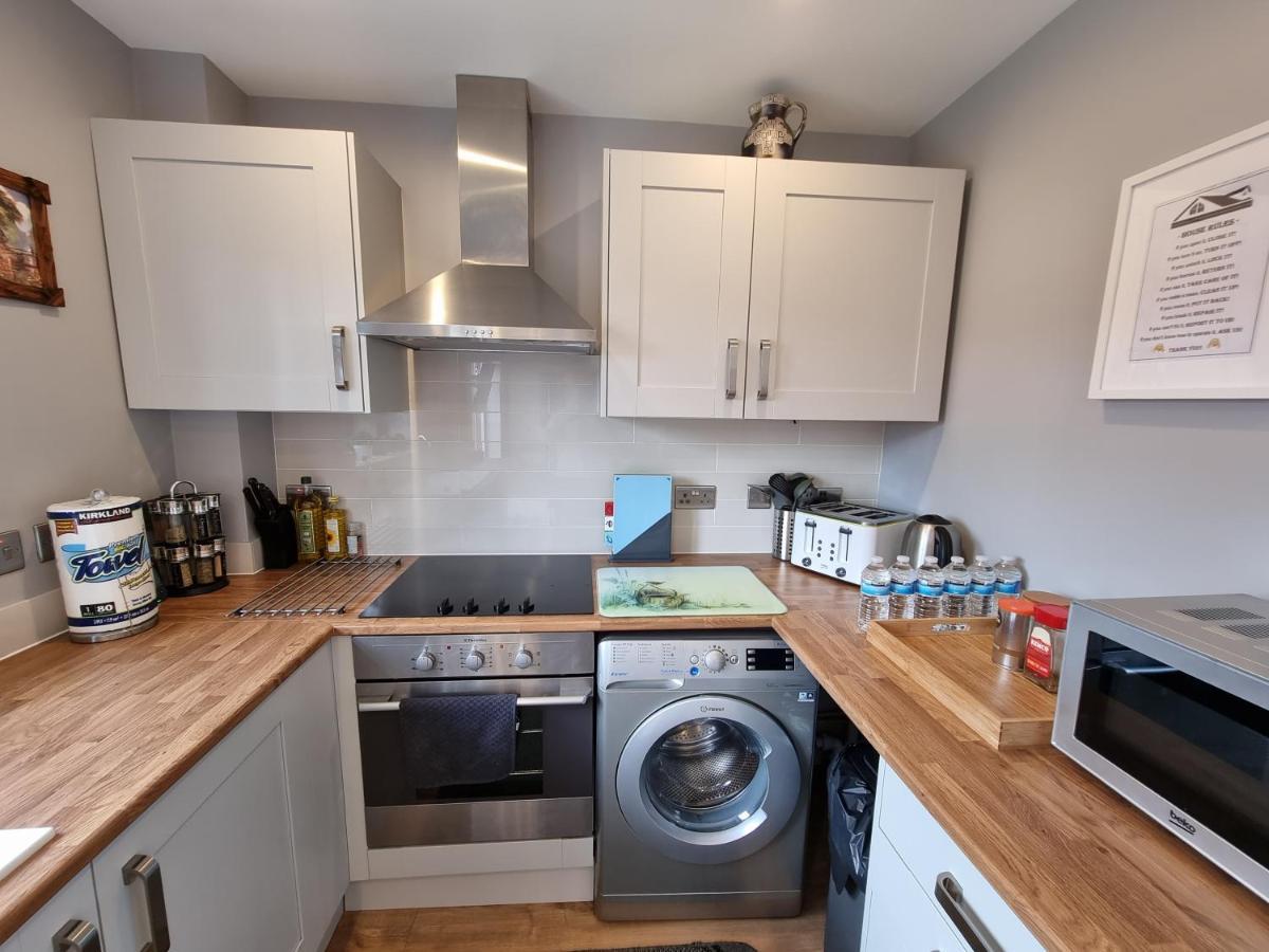 Crown Meadow - 4 Bedroom House - Heathrow - Excellentstays 科恩布鲁克 外观 照片