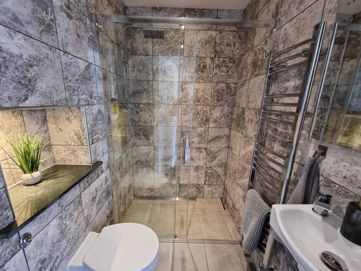 Crown Meadow - 4 Bedroom House - Heathrow - Excellentstays 科恩布鲁克 外观 照片