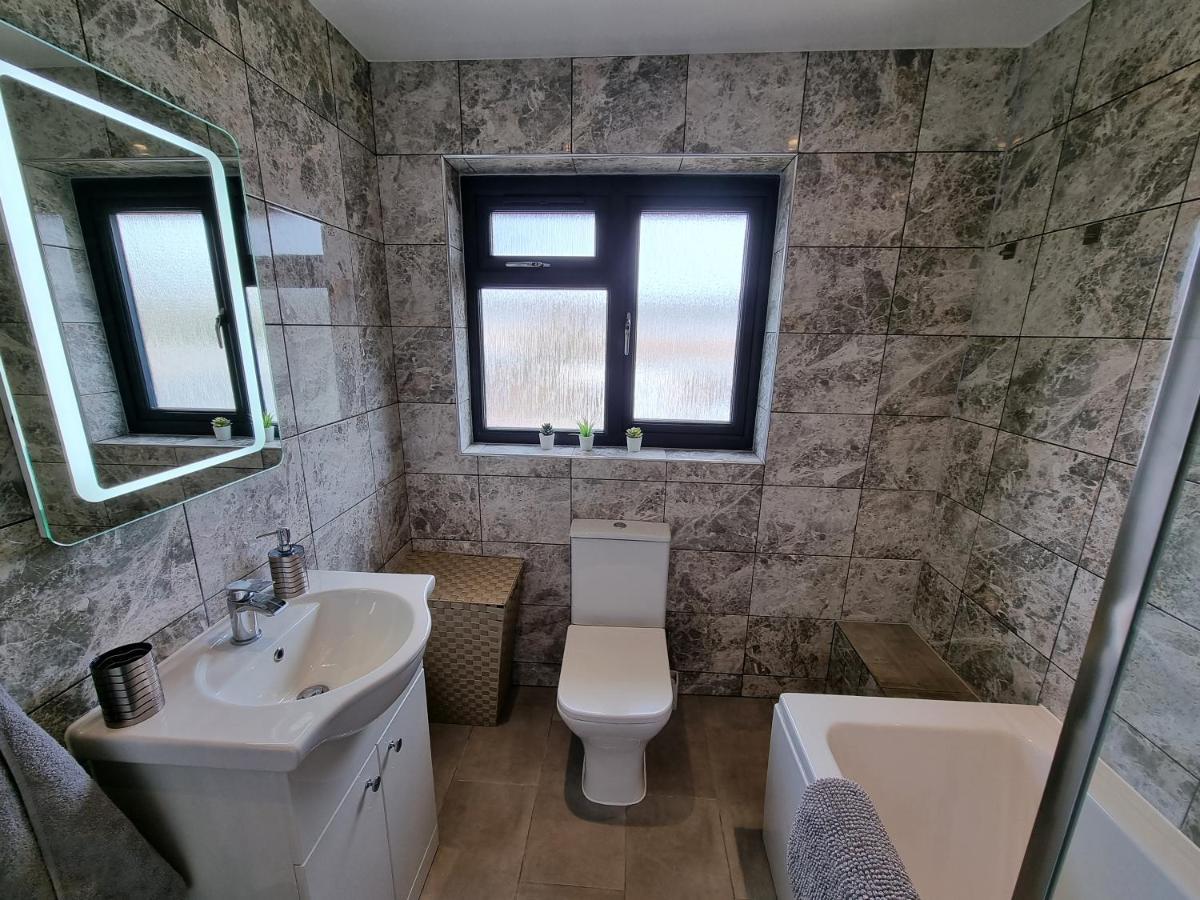Crown Meadow - 4 Bedroom House - Heathrow - Excellentstays 科恩布鲁克 外观 照片