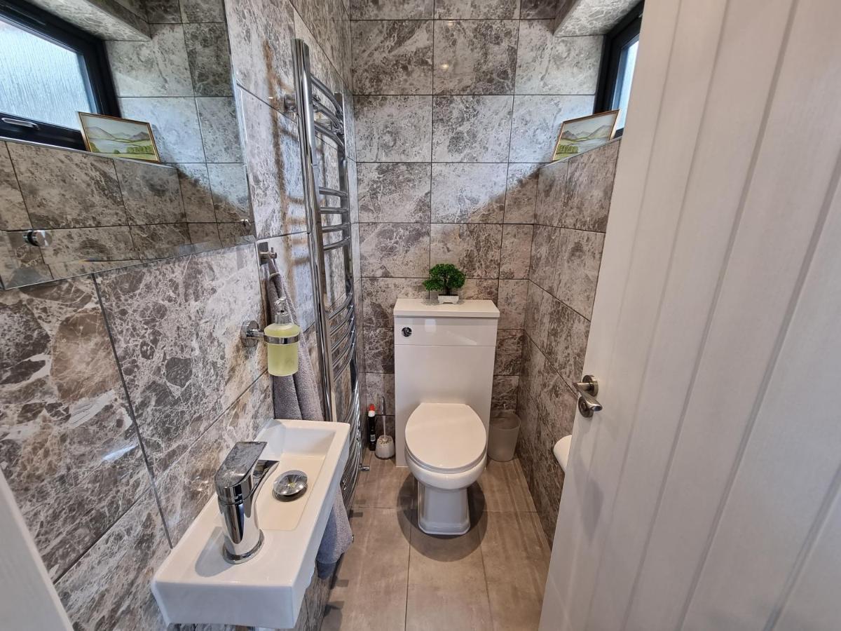 Crown Meadow - 4 Bedroom House - Heathrow - Excellentstays 科恩布鲁克 外观 照片