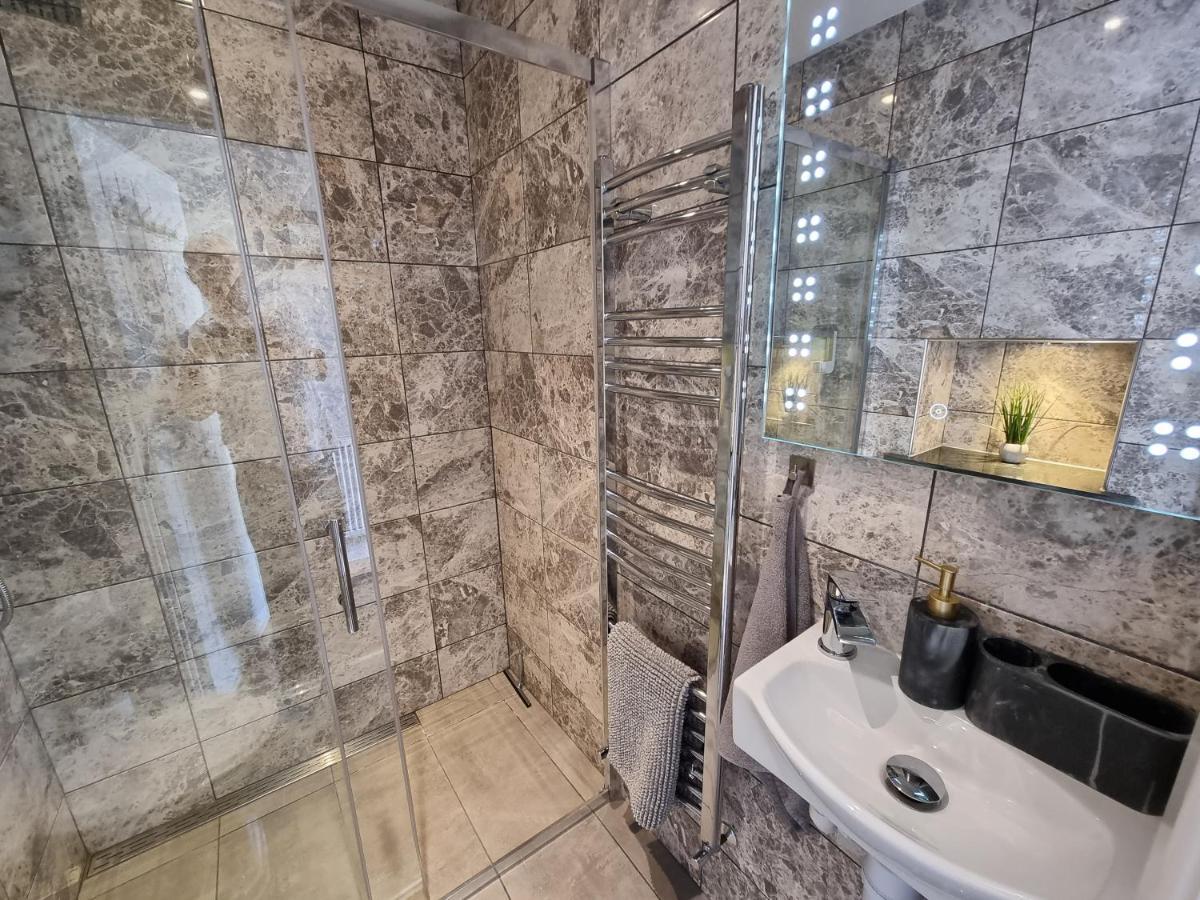 Crown Meadow - 4 Bedroom House - Heathrow - Excellentstays 科恩布鲁克 外观 照片